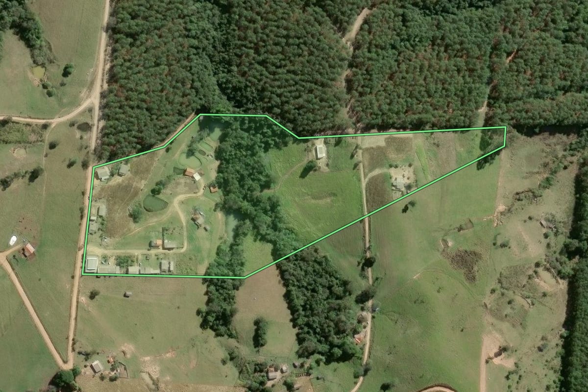 Imagem de satélite do imóvel rural em Itararé (SP), com o contorno declarado no CAR desenhado por cima.