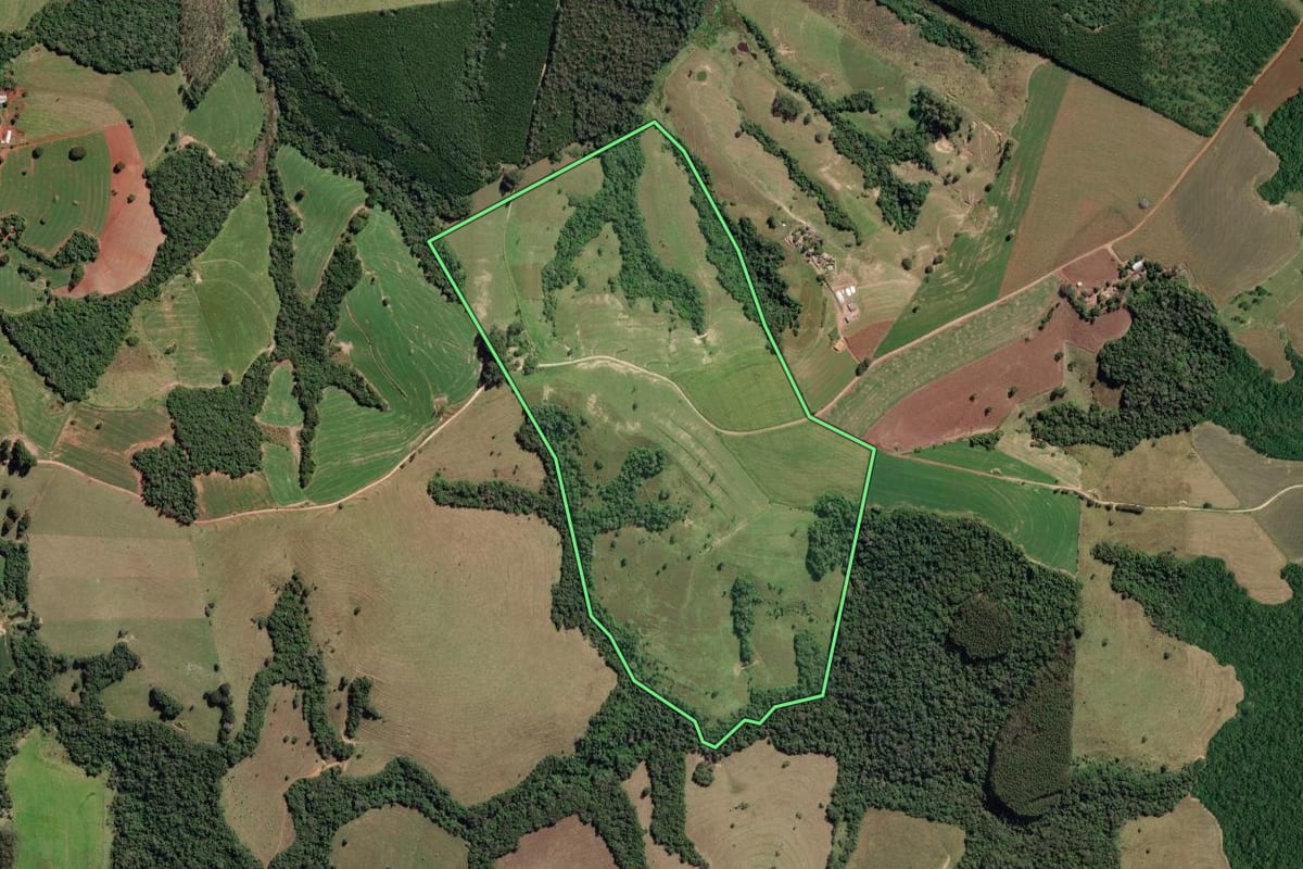 Imagem de satélite do imóvel rural em Itararé (SP), com o contorno declarado no CAR desenhado por cima.
