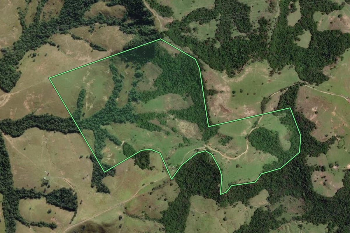 Imagem de satélite do imóvel rural em Itararé (SP), com o contorno declarado no CAR desenhado por cima.