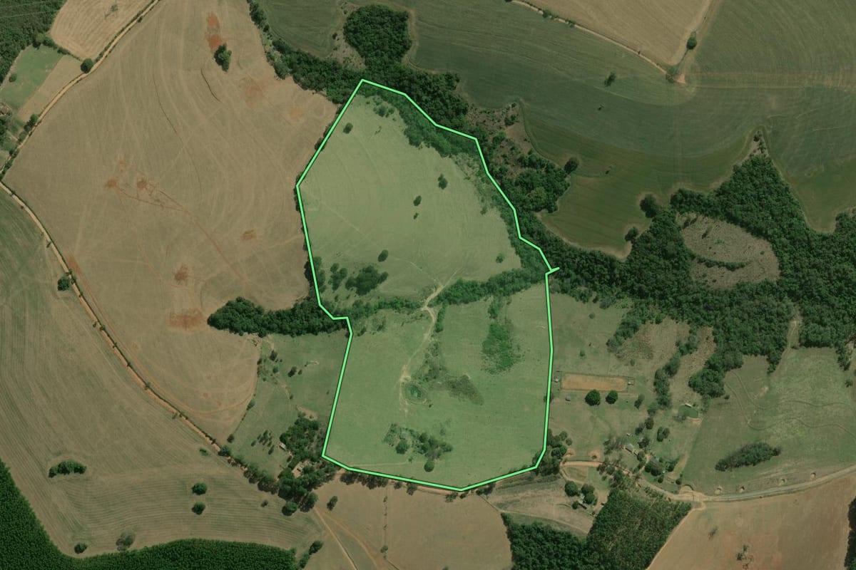 Imagem de satélite do imóvel rural em Itararé (SP), com o contorno declarado no CAR desenhado por cima.