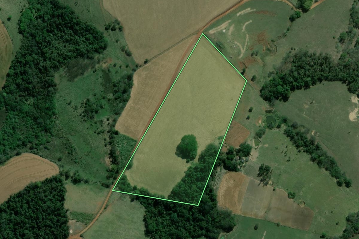 Imagem de satélite do imóvel rural em Itararé (SP), com o contorno declarado no CAR desenhado por cima.