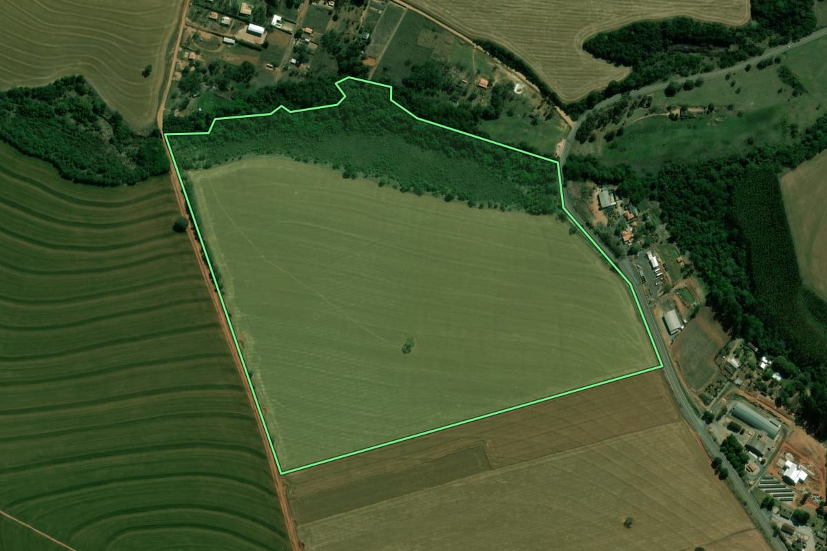 Imagem de satélite do imóvel rural em Itararé (SP), com o contorno declarado no CAR desenhado por cima.