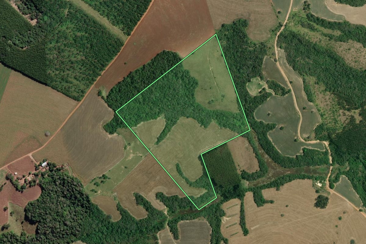 Imagem de satélite do imóvel rural em Itararé (SP), com o contorno declarado no CAR desenhado por cima.