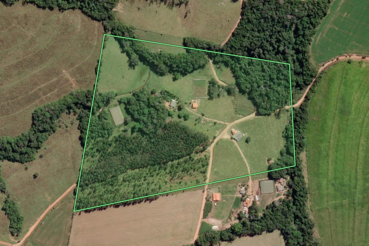 Imagem de satélite do imóvel rural em Itararé (SP), com o contorno declarado no CAR desenhado por cima.