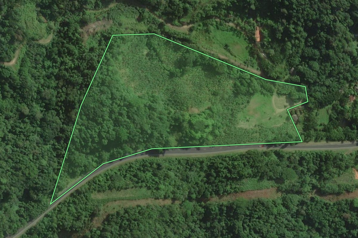 Imagem de satélite do imóvel rural em Itariri (SP), com o contorno declarado no CAR desenhado por cima.