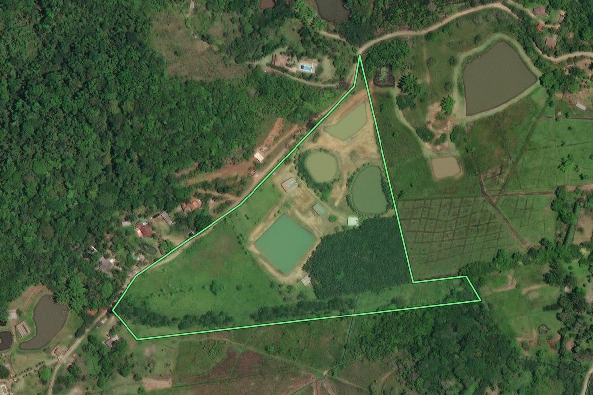 Imagem de satélite do imóvel rural em Itariri (SP), com o contorno declarado no CAR desenhado por cima.