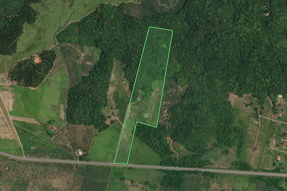 Imagem de satélite do imóvel rural em Itariri (SP), com o contorno declarado no CAR desenhado por cima.