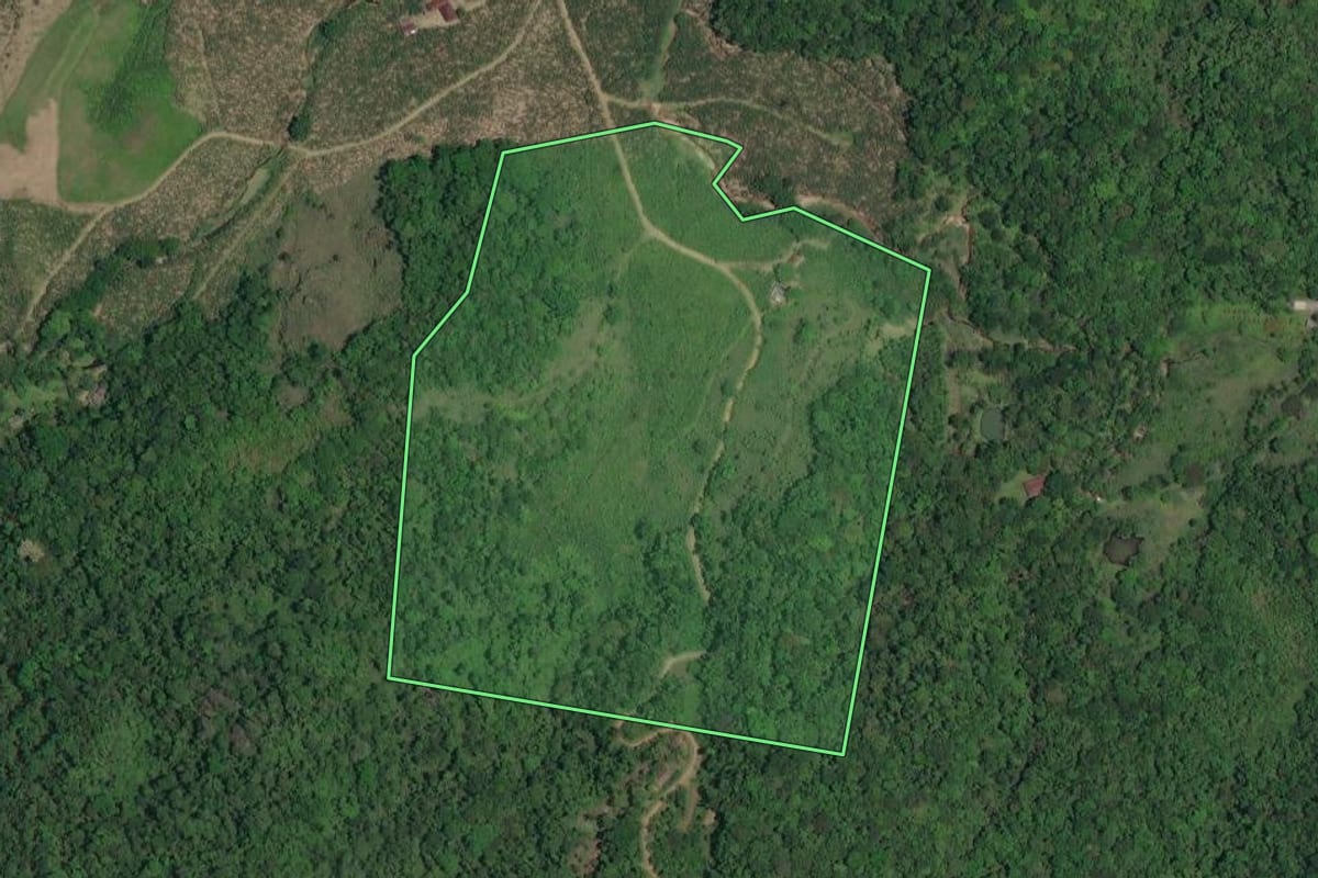 Imagem de satélite do imóvel rural em Itariri (SP), com o contorno declarado no CAR desenhado por cima.