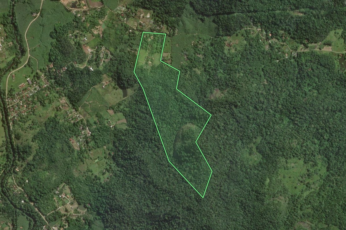 Imagem de satélite do imóvel rural em Itariri (SP), com o contorno declarado no CAR desenhado por cima.