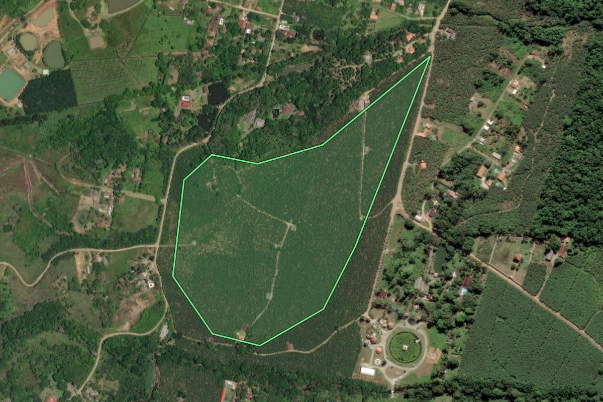 Imagem de satélite do imóvel rural em Itariri (SP), com o contorno declarado no CAR desenhado por cima.