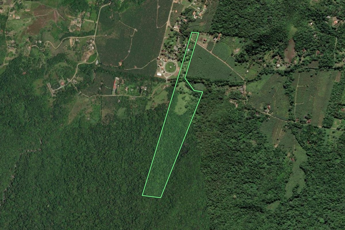 Imagem de satélite do imóvel rural em Itariri (SP), com o contorno declarado no CAR desenhado por cima.