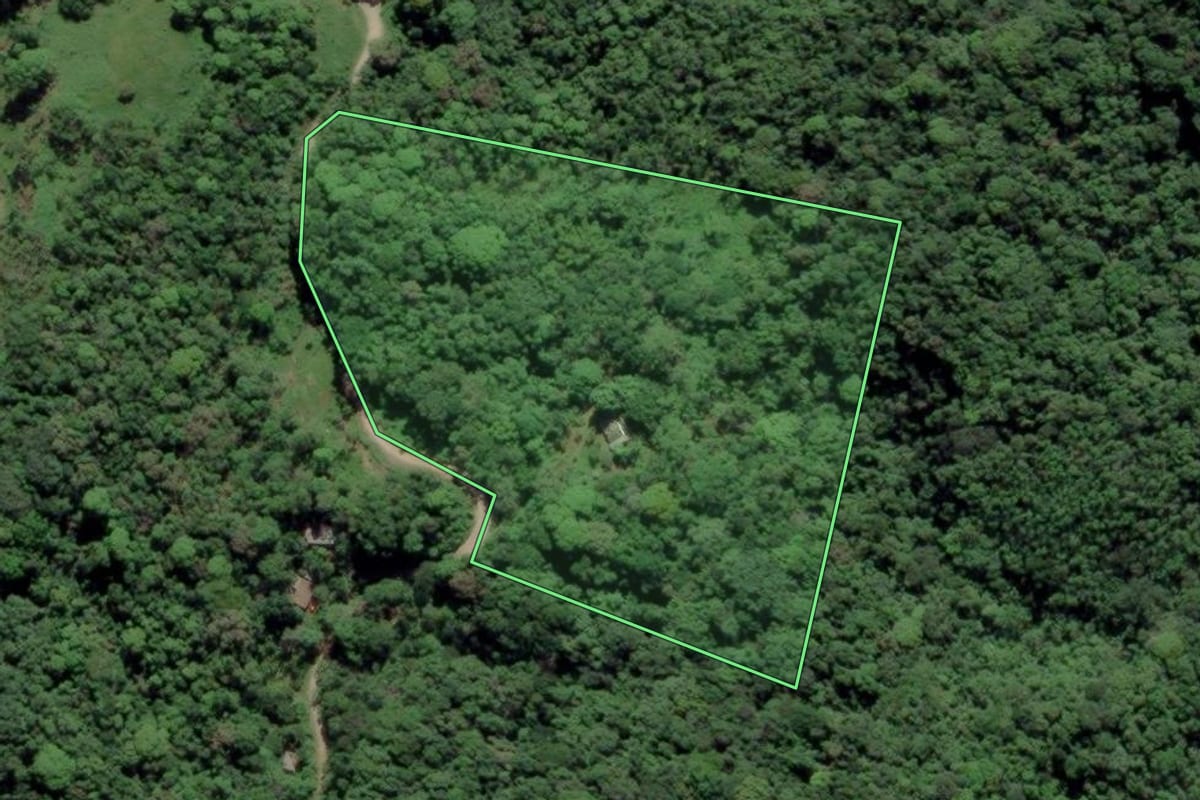 Imagem de satélite do imóvel rural em Itariri (SP), com o contorno declarado no CAR desenhado por cima.