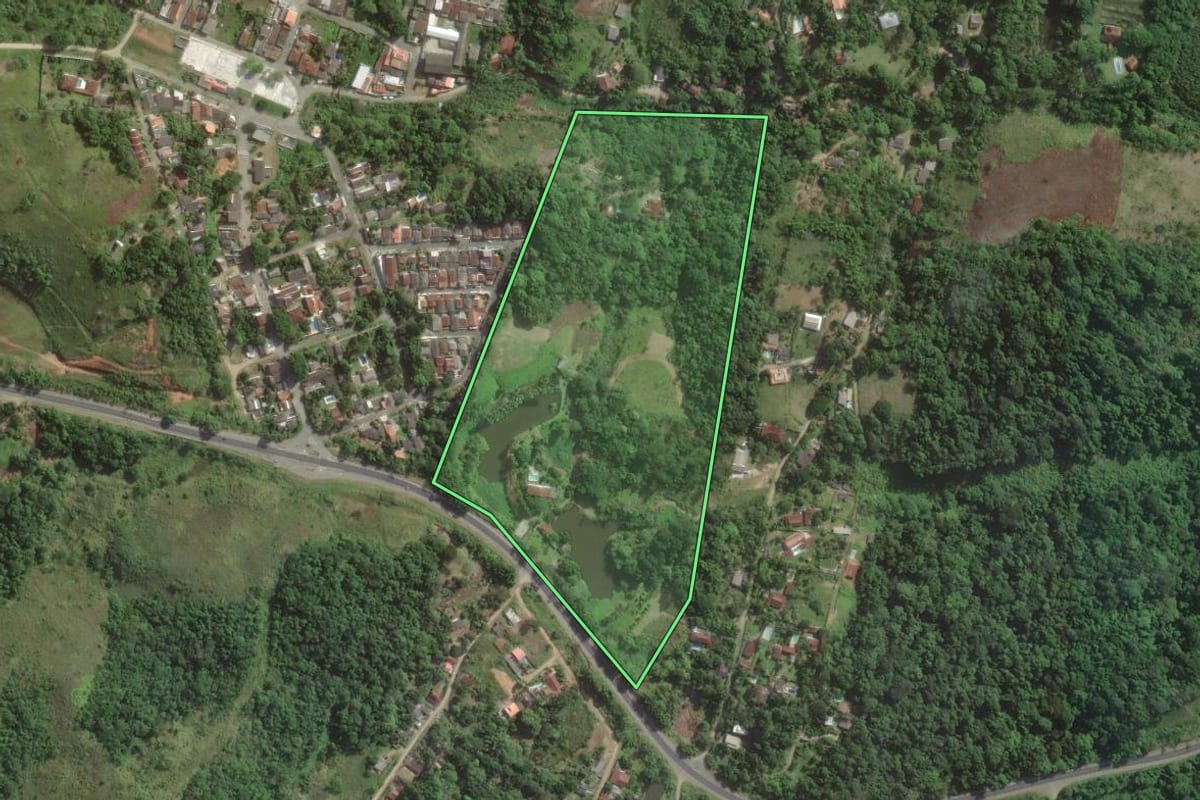 Imagem de satélite do imóvel rural em Itariri (SP), com o contorno declarado no CAR desenhado por cima.