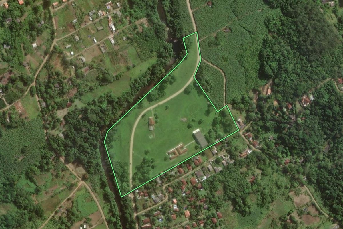 Imagem de satélite do imóvel rural em Itariri (SP), com o contorno declarado no CAR desenhado por cima.