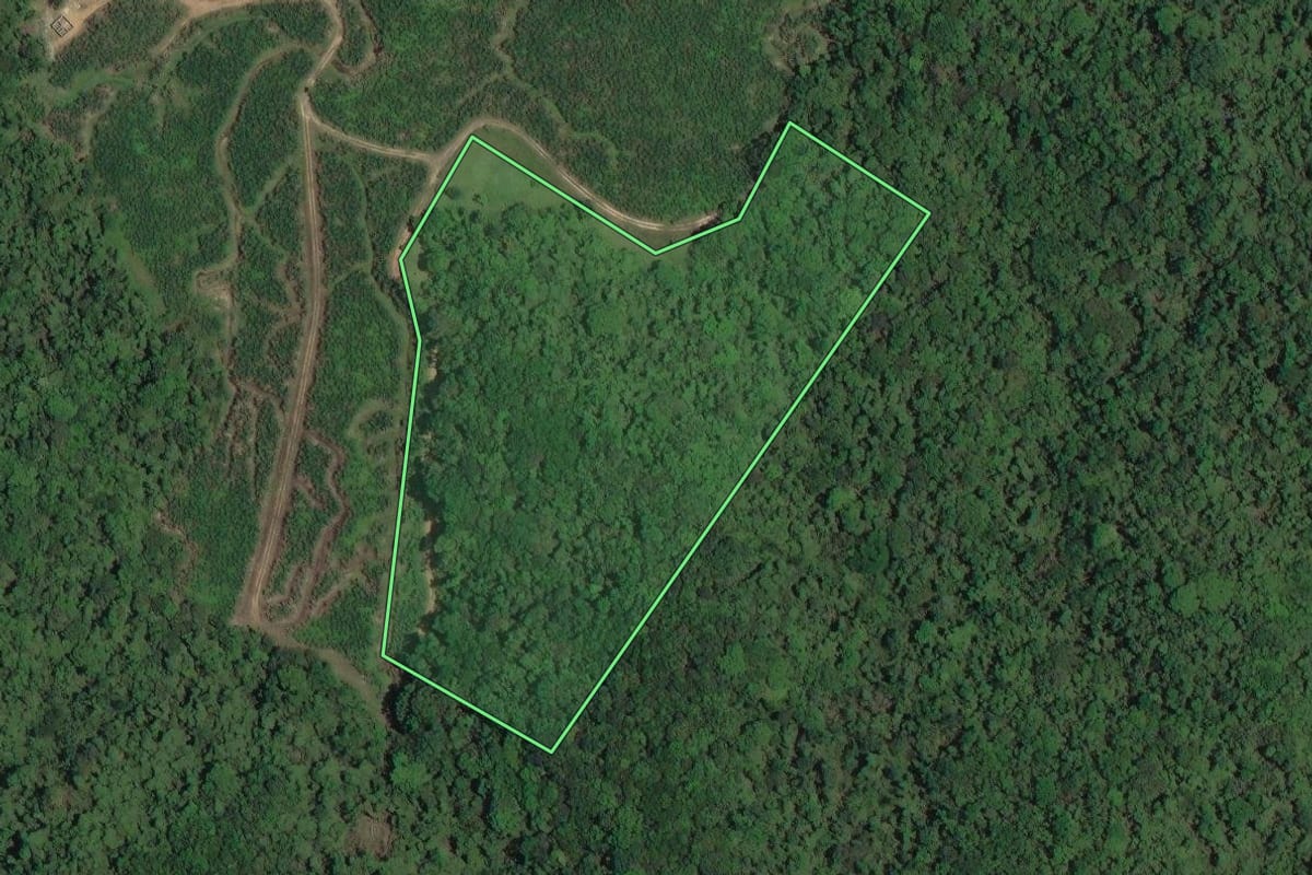 Imagem de satélite do imóvel rural em Itariri (SP), com o contorno declarado no CAR desenhado por cima.
