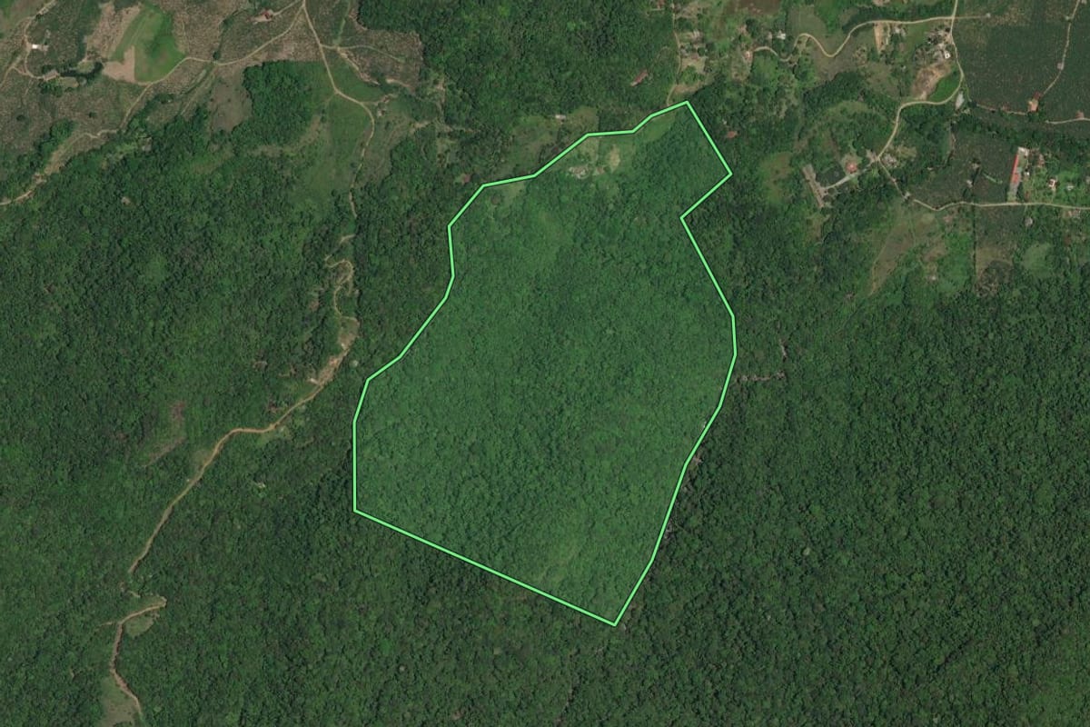 Imagem de satélite do imóvel rural em Itariri (SP), com o contorno declarado no CAR desenhado por cima.