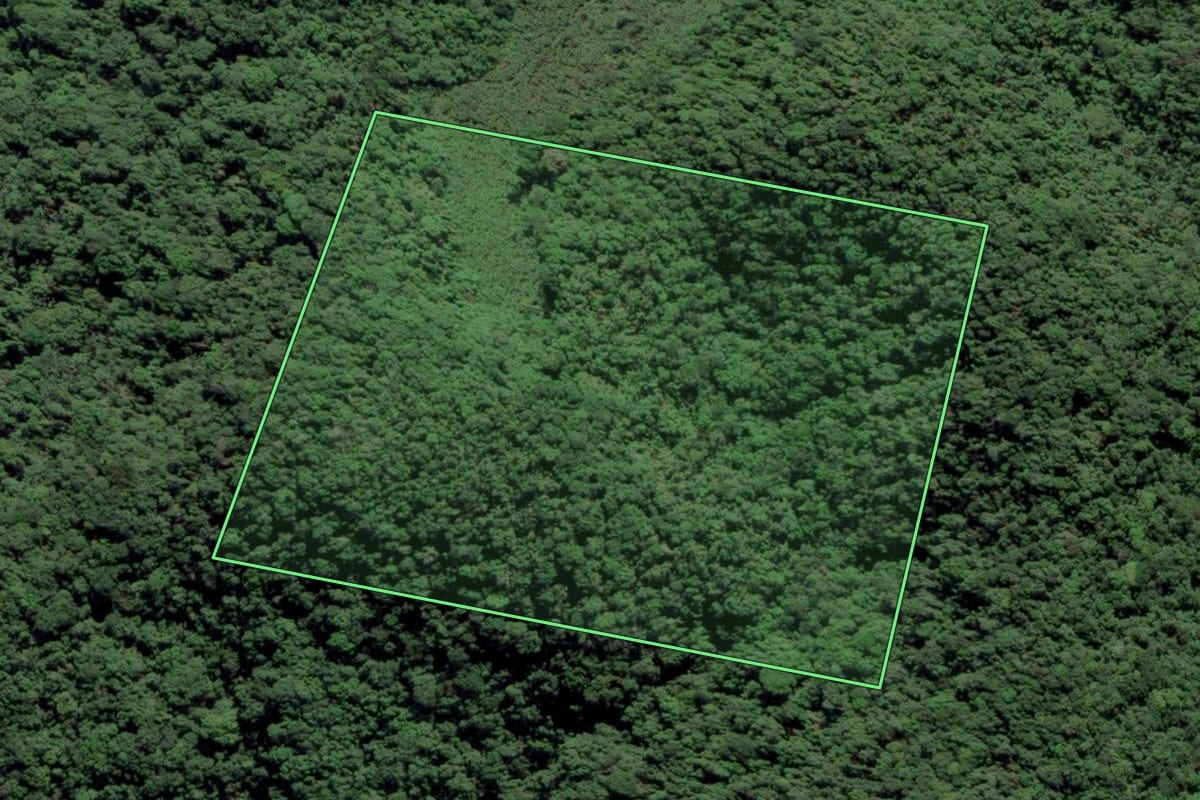 Imagem de satélite do imóvel rural em Itariri (SP), com o contorno declarado no CAR desenhado por cima.