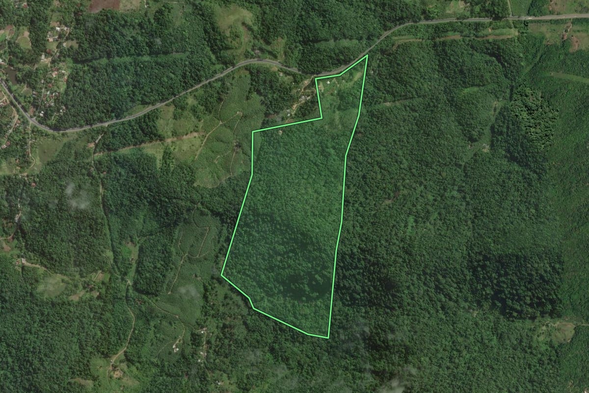 Imagem de satélite do imóvel rural em Itariri (SP), com o contorno declarado no CAR desenhado por cima.