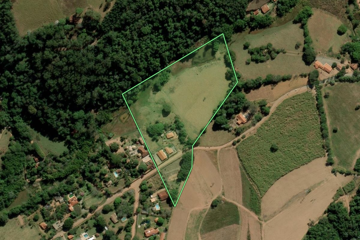 Imagem de satélite do imóvel rural em Itatiba (SP), com o contorno declarado no CAR desenhado por cima.