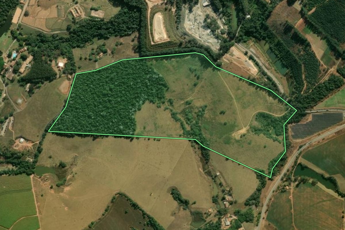 Imagem de satélite do imóvel rural em Itatiba (SP), com o contorno declarado no CAR desenhado por cima.