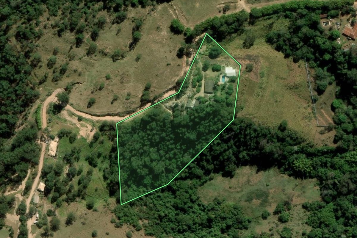 Imagem de satélite do imóvel rural em Itatiba (SP), com o contorno declarado no CAR desenhado por cima.