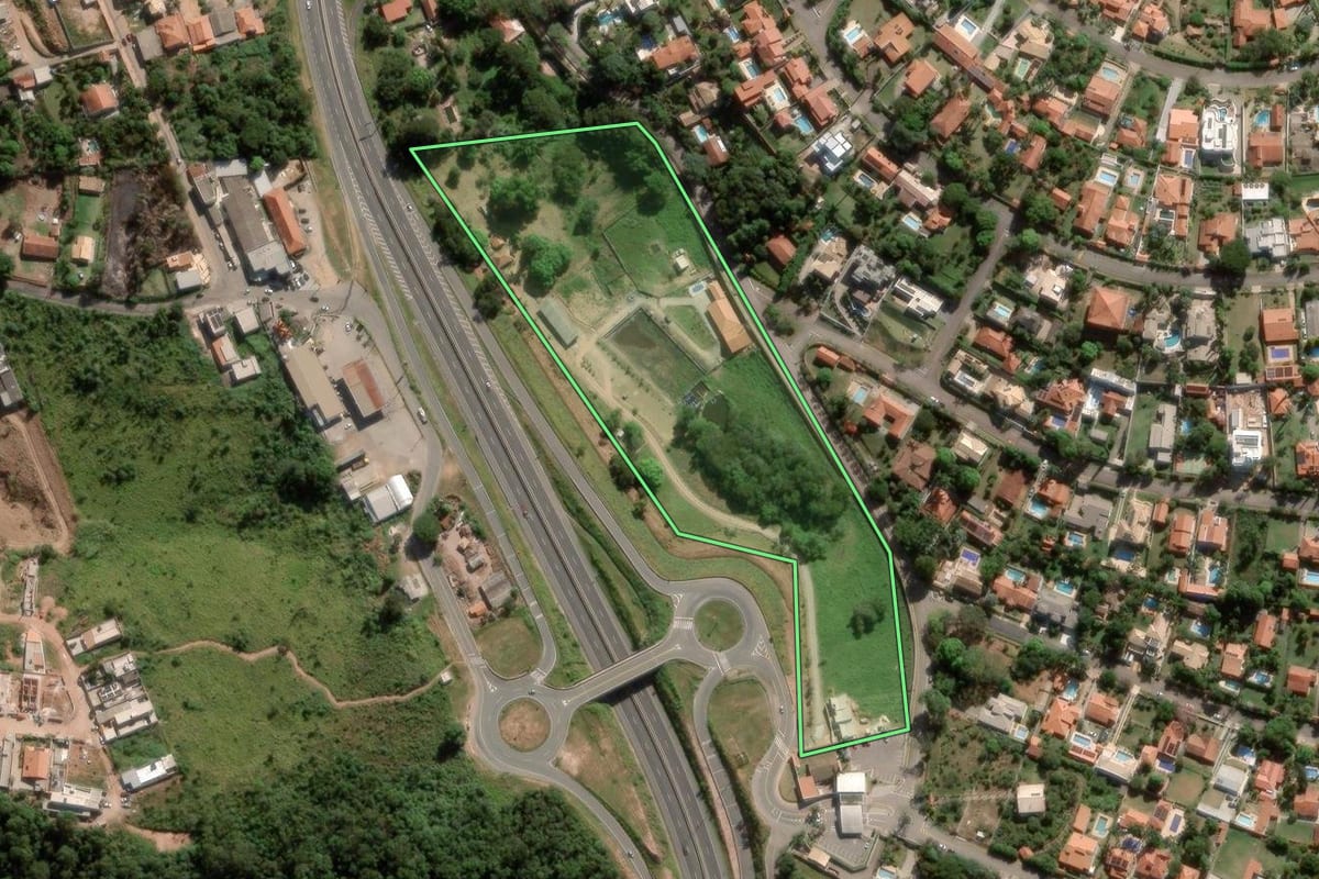 Imagem de satélite do imóvel rural em Itatiba (SP), com o contorno declarado no CAR desenhado por cima.