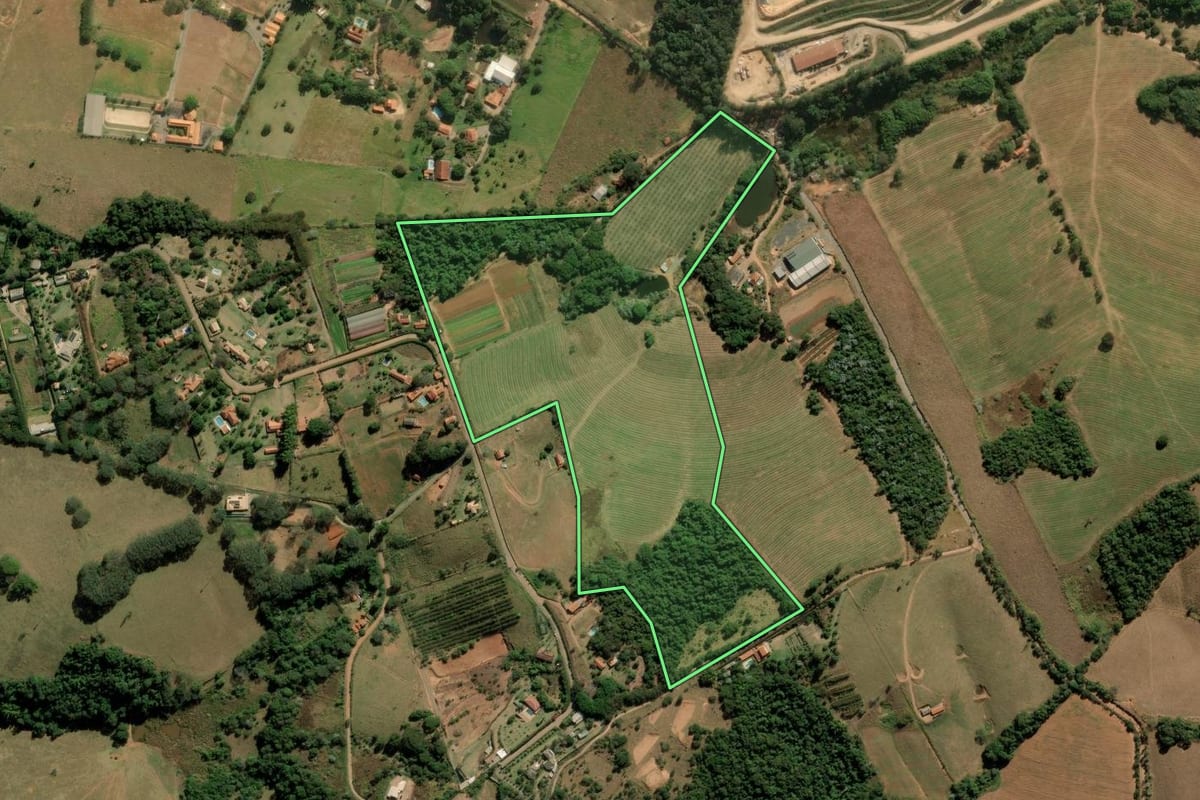 Imagem de satélite do imóvel rural em Itatiba (SP), com o contorno declarado no CAR desenhado por cima.