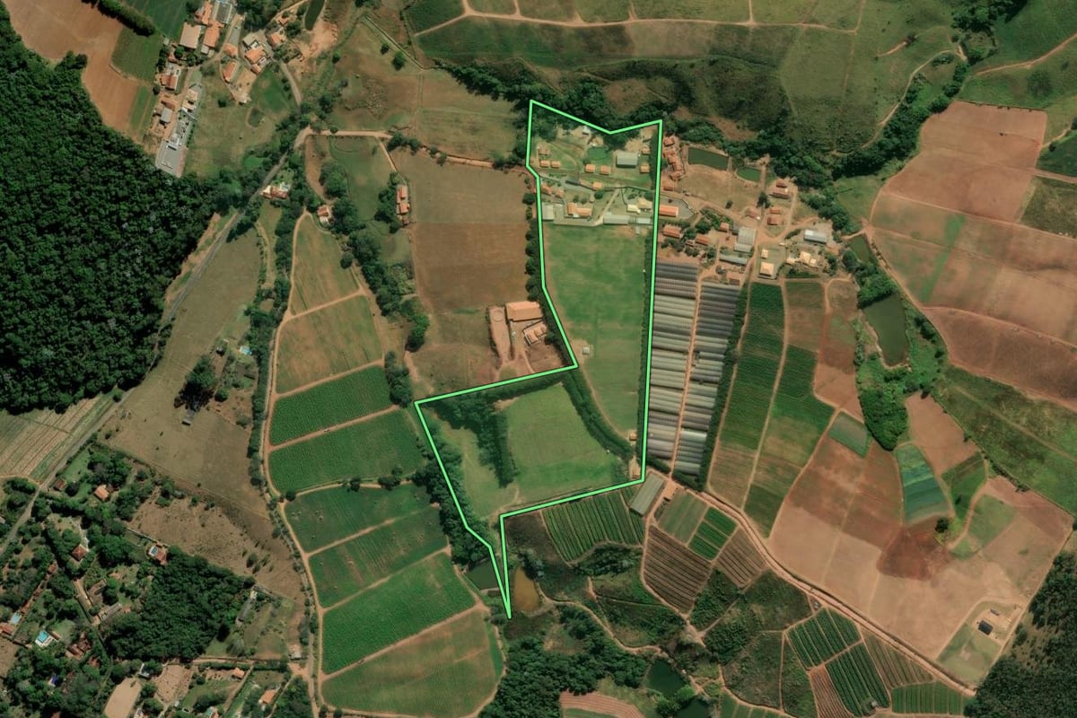Imagem de satélite do imóvel rural em Itatiba (SP), com o contorno declarado no CAR desenhado por cima.