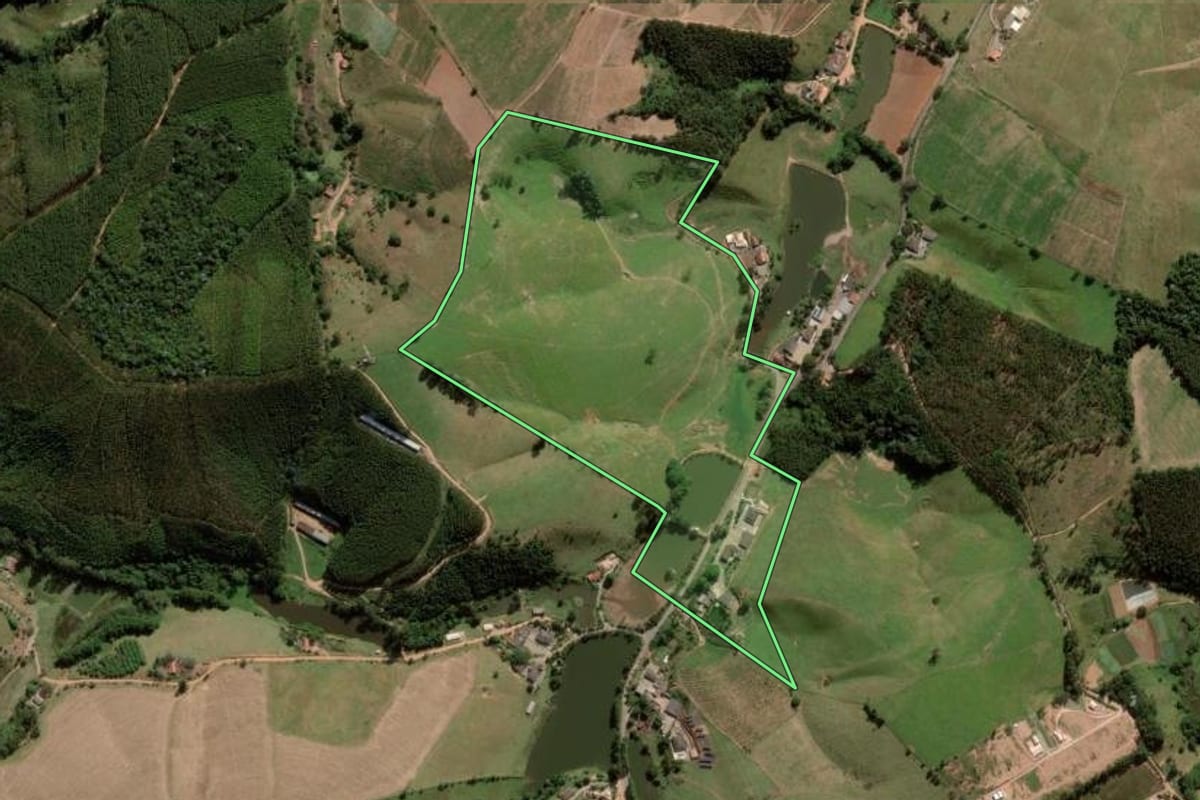 Imagem de satélite do imóvel rural em Itatiba (SP), com o contorno declarado no CAR desenhado por cima.