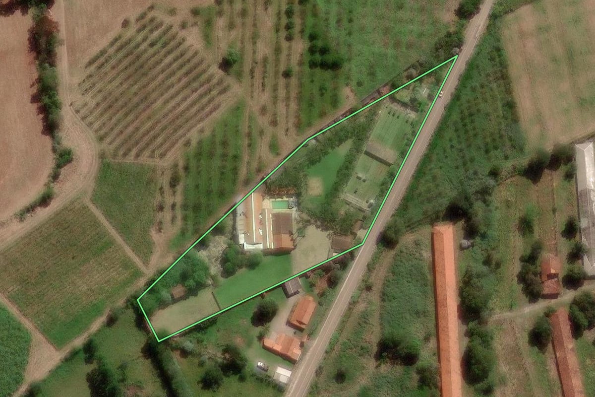 Imagem de satélite do imóvel rural em Itatiba (SP), com o contorno declarado no CAR desenhado por cima.