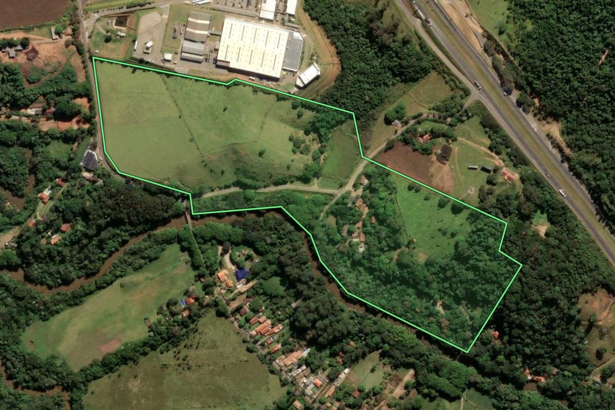 Imagem de satélite do imóvel rural em Itatiba (SP), com o contorno declarado no CAR desenhado por cima.