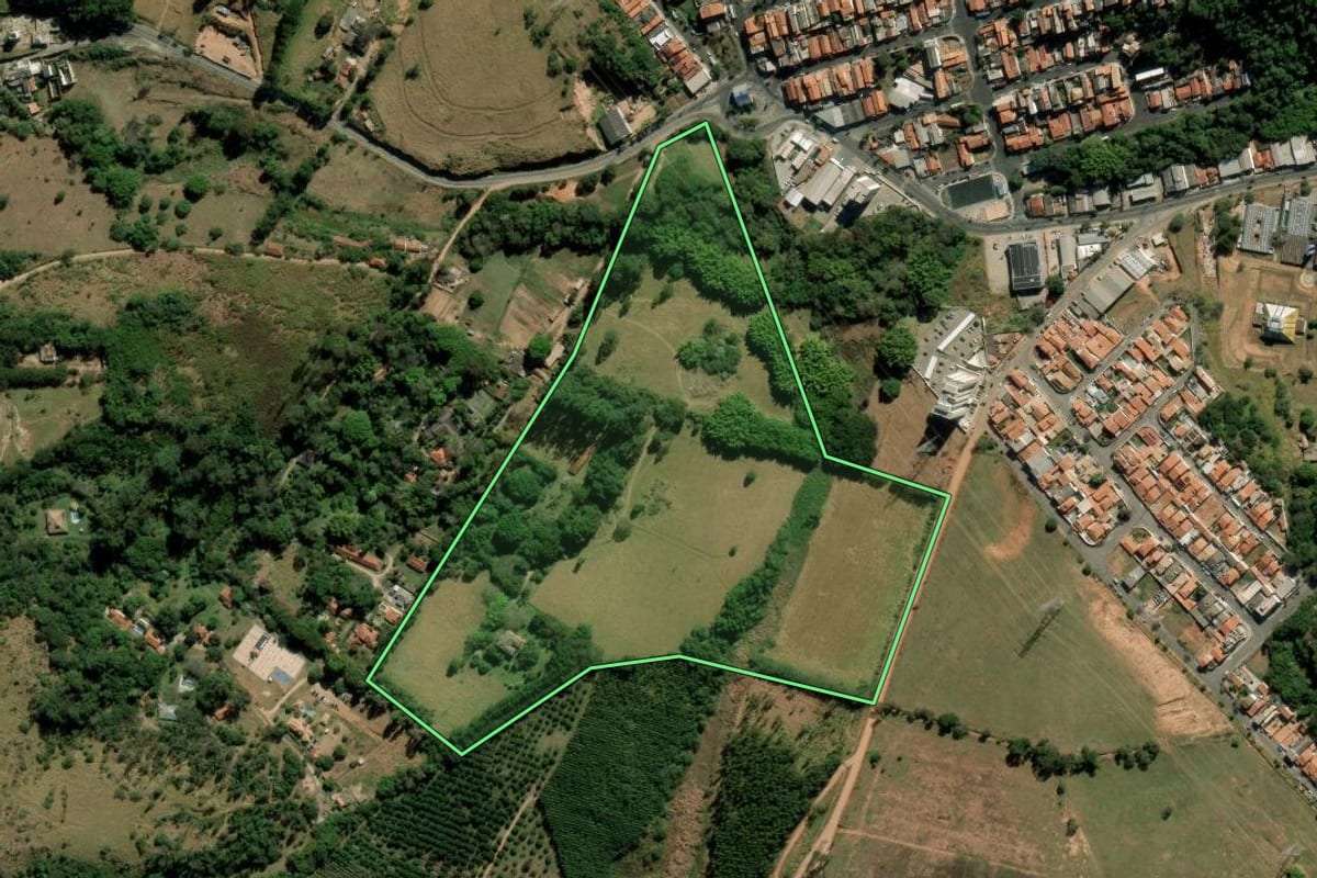 Imagem de satélite do imóvel rural em Itatiba (SP), com o contorno declarado no CAR desenhado por cima.