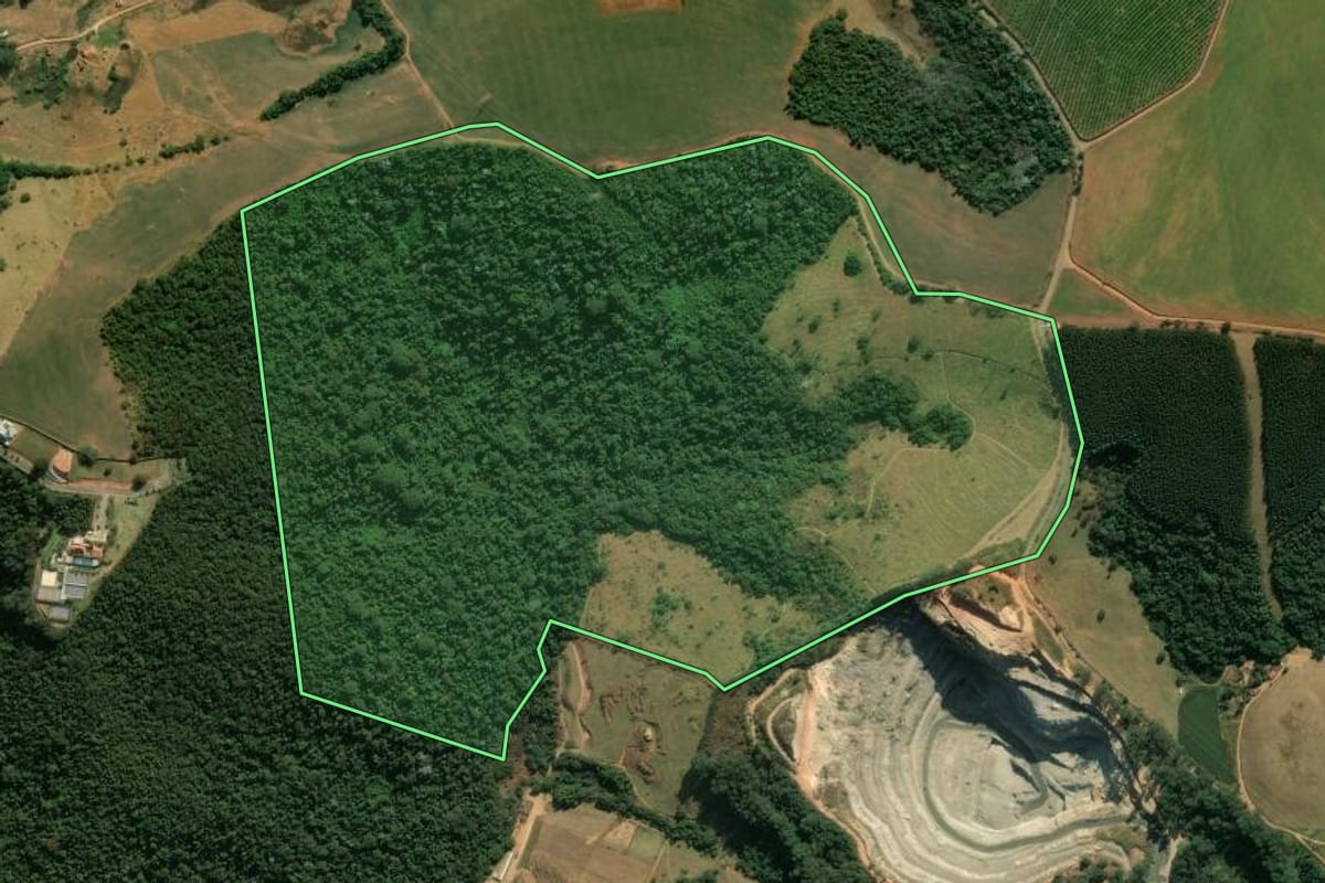 Imagem de satélite do imóvel rural em Itatiba (SP), com o contorno declarado no CAR desenhado por cima.
