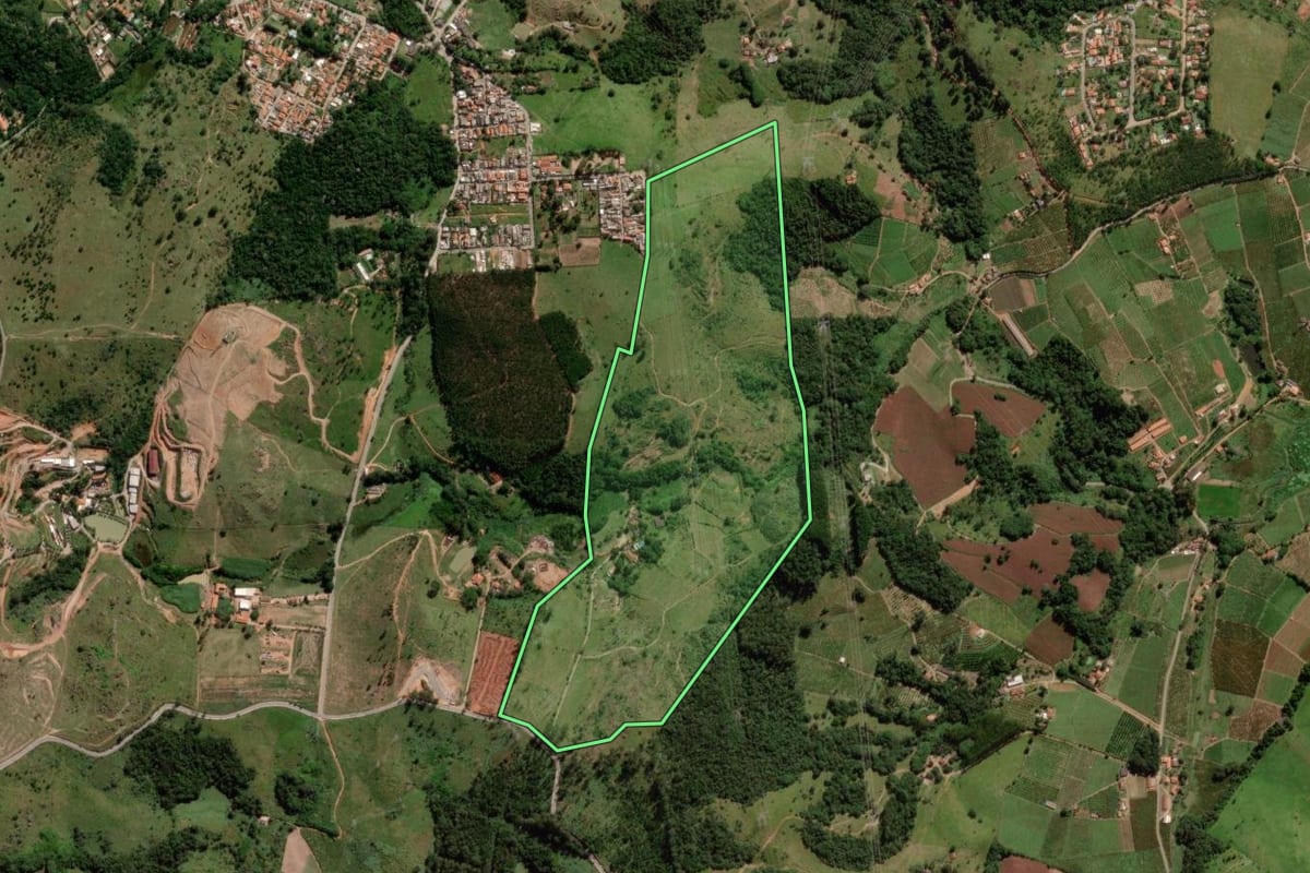 Imagem de satélite do imóvel rural em Itatiba (SP), com o contorno declarado no CAR desenhado por cima.