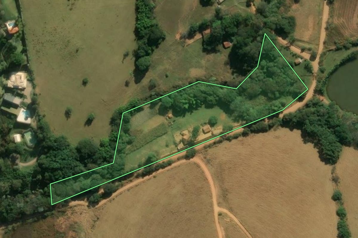 Imagem de satélite do imóvel rural em Itatiba (SP), com o contorno declarado no CAR desenhado por cima.