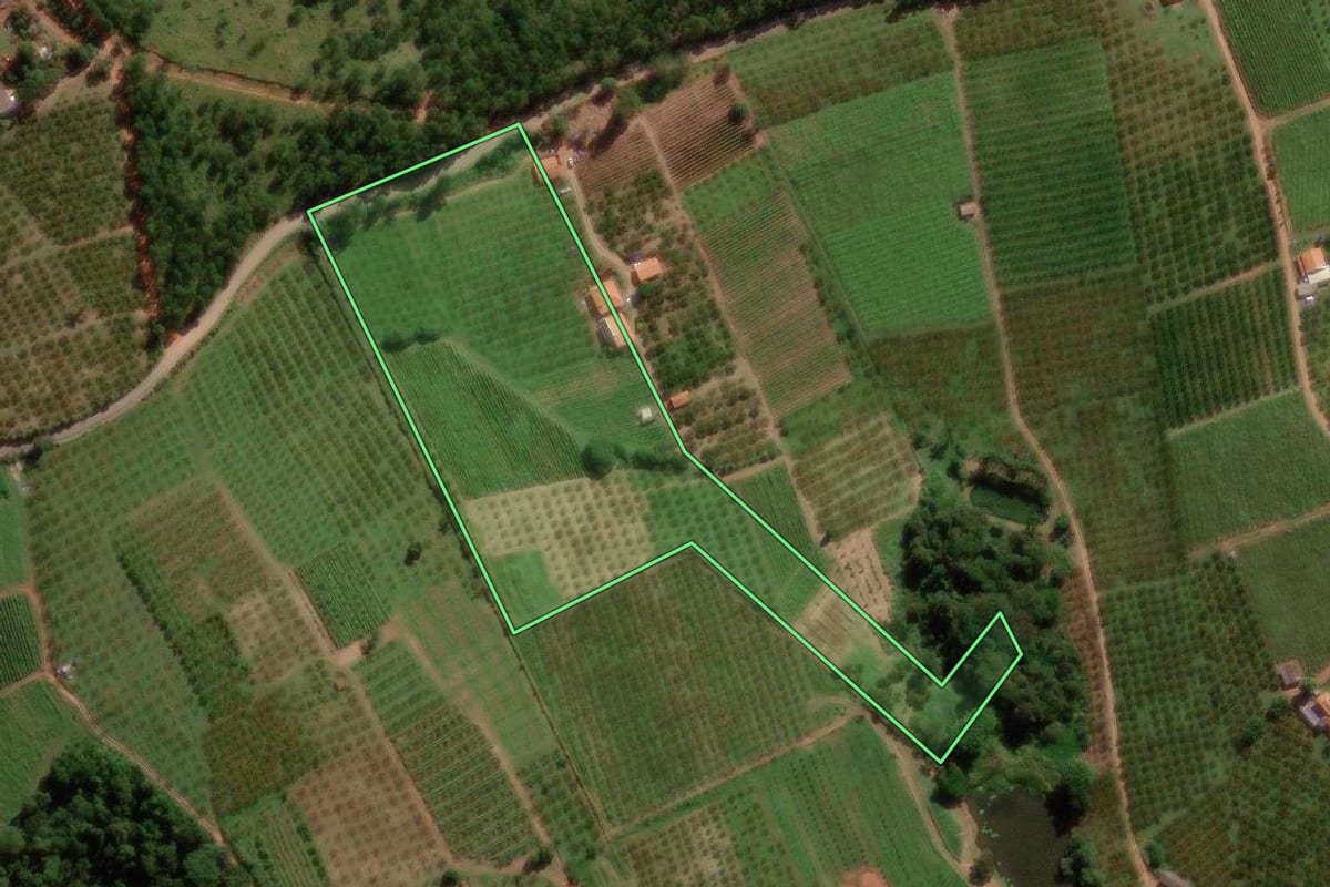 Imagem de satélite do imóvel rural em Itatiba (SP), com o contorno declarado no CAR desenhado por cima.