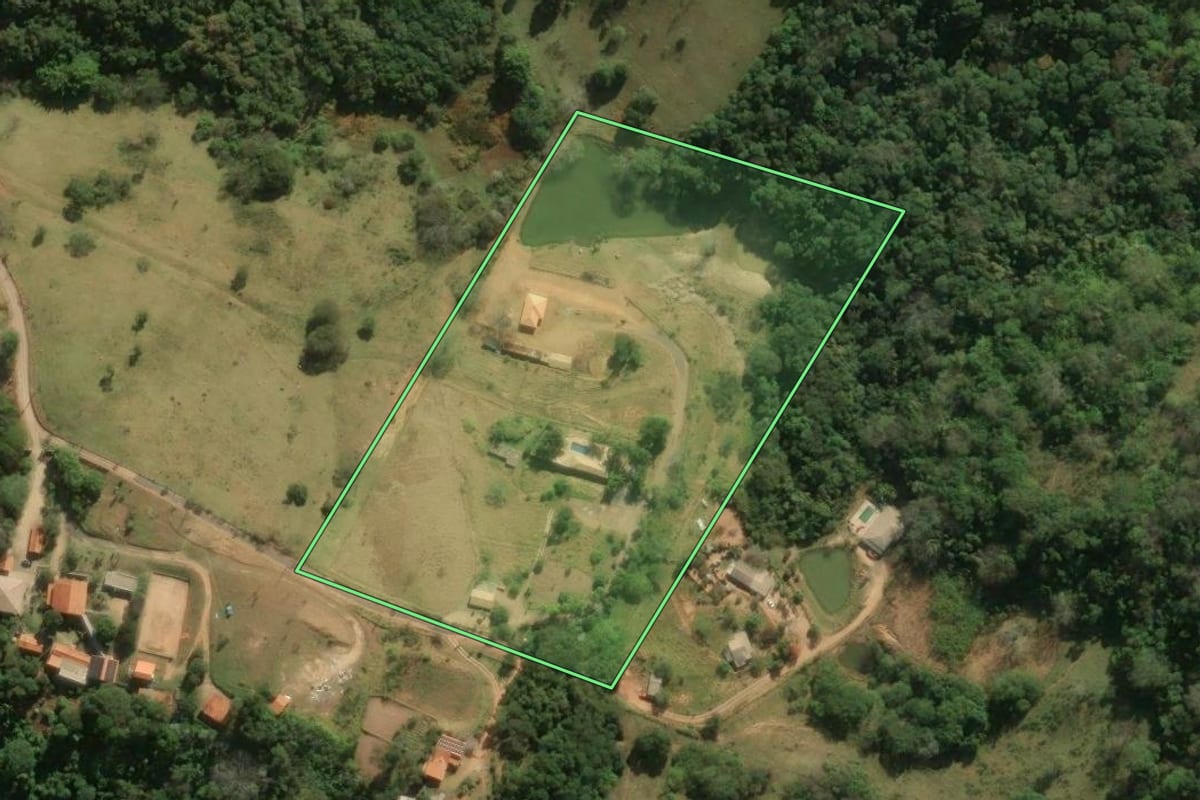 Imagem de satélite do imóvel rural em Itatiba (SP), com o contorno declarado no CAR desenhado por cima.