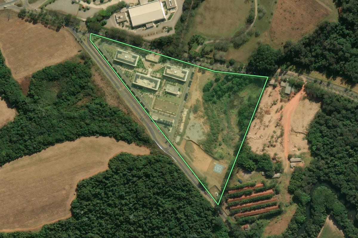Imagem de satélite do imóvel rural em Itatiba (SP), com o contorno declarado no CAR desenhado por cima.