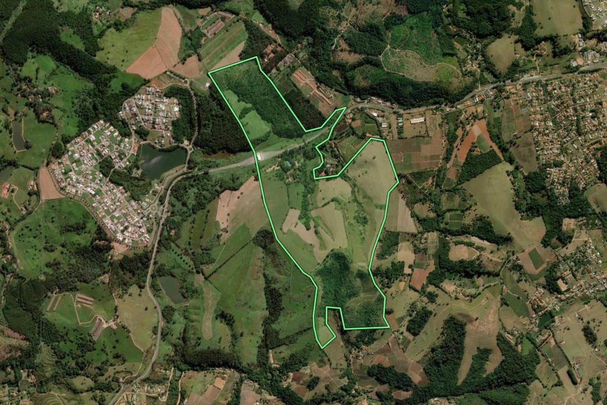 Imagem de satélite do imóvel rural em Itatiba (SP), com o contorno declarado no CAR desenhado por cima.