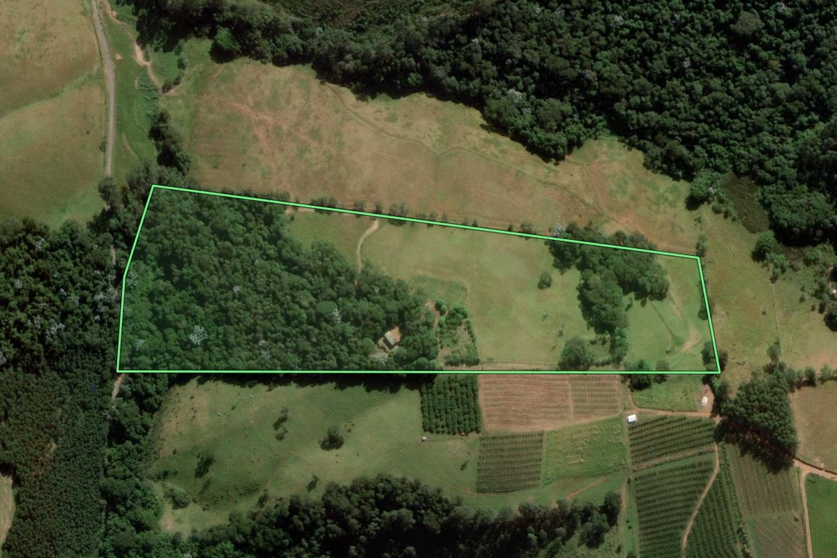 Imagem de satélite do imóvel rural em Itatiba (SP), com o contorno declarado no CAR desenhado por cima.