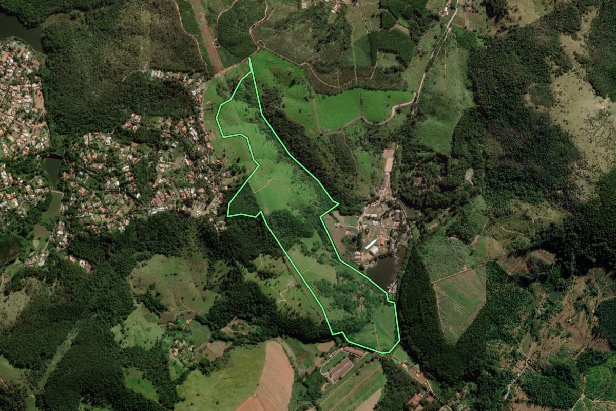Imagem de satélite do imóvel rural em Itatiba (SP), com o contorno declarado no CAR desenhado por cima.