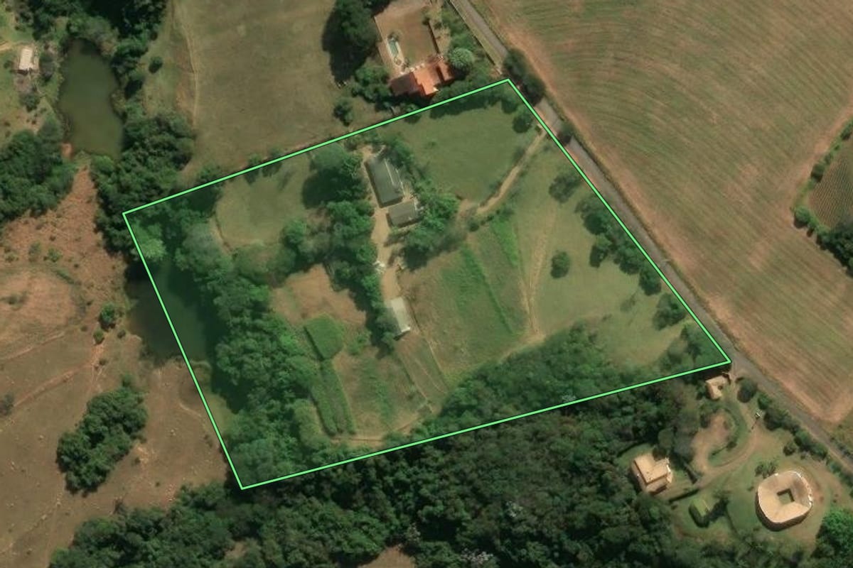 Imagem de satélite do imóvel rural em Itatiba (SP), com o contorno declarado no CAR desenhado por cima.