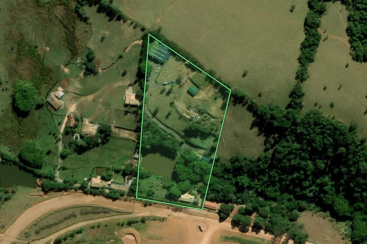 Imagem de satélite do imóvel rural em Itatiba (SP), com o contorno declarado no CAR desenhado por cima.