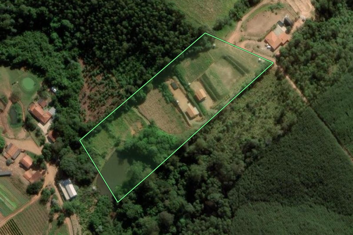 Imagem de satélite do imóvel rural em Itatiba (SP), com o contorno declarado no CAR desenhado por cima.