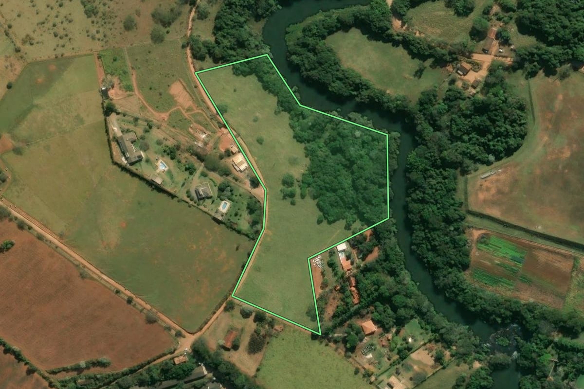 Imagem de satélite do imóvel rural em Itatiba (SP), com o contorno declarado no CAR desenhado por cima.
