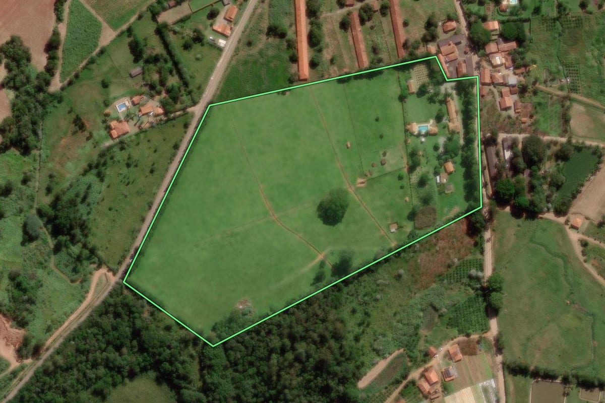 Imagem de satélite do imóvel rural em Itatiba (SP), com o contorno declarado no CAR desenhado por cima.