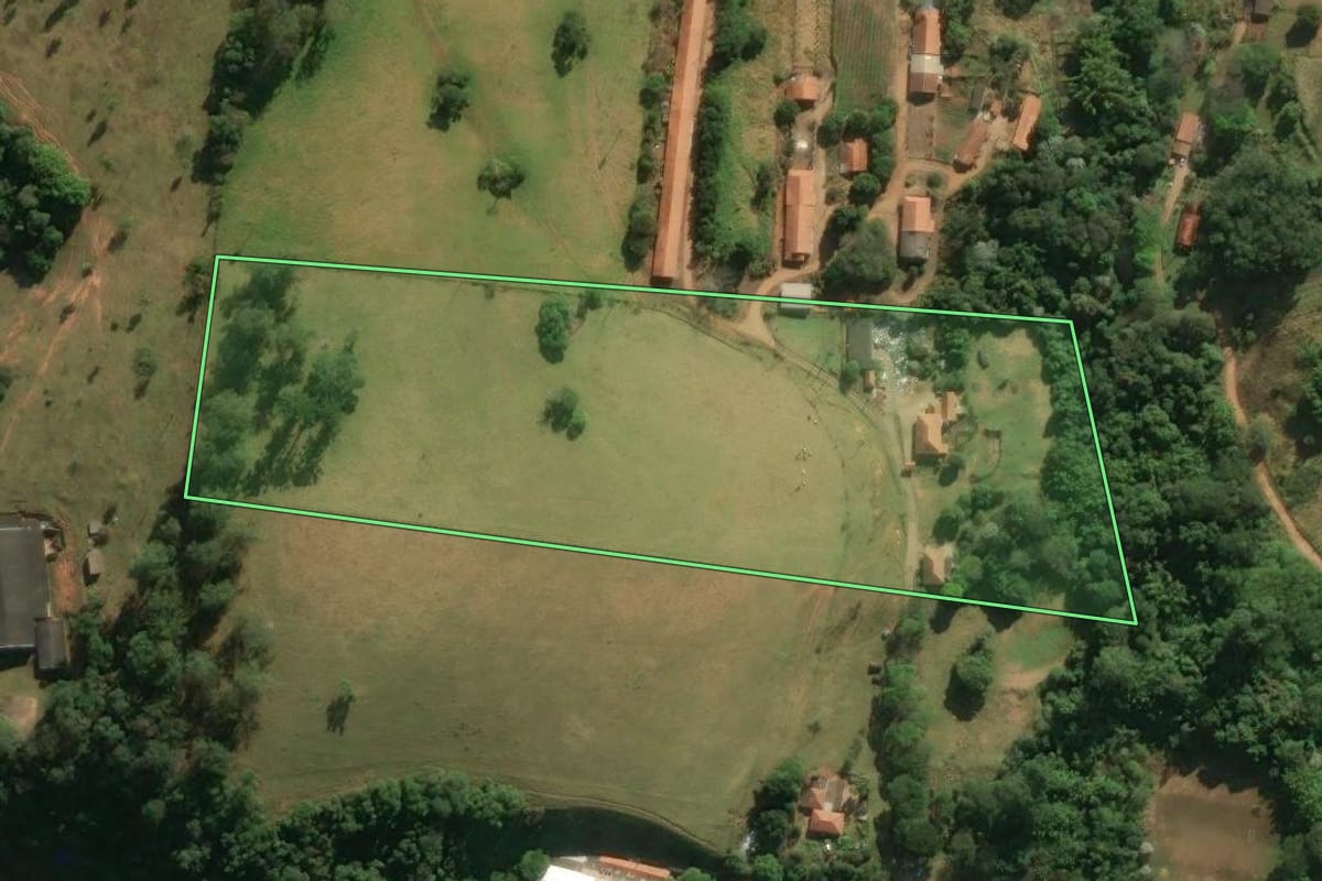 Imagem de satélite do imóvel rural em Itatiba (SP), com o contorno declarado no CAR desenhado por cima.