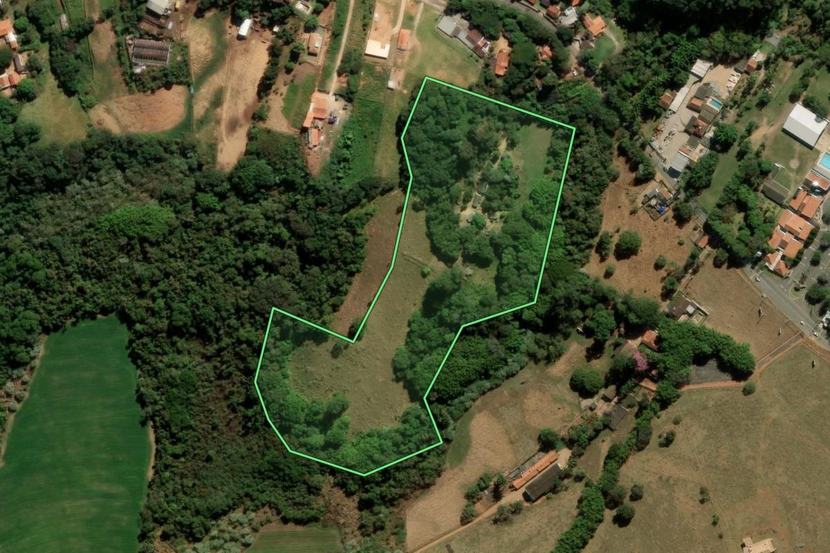Imagem de satélite do imóvel rural em Itatiba (SP), com o contorno declarado no CAR desenhado por cima.