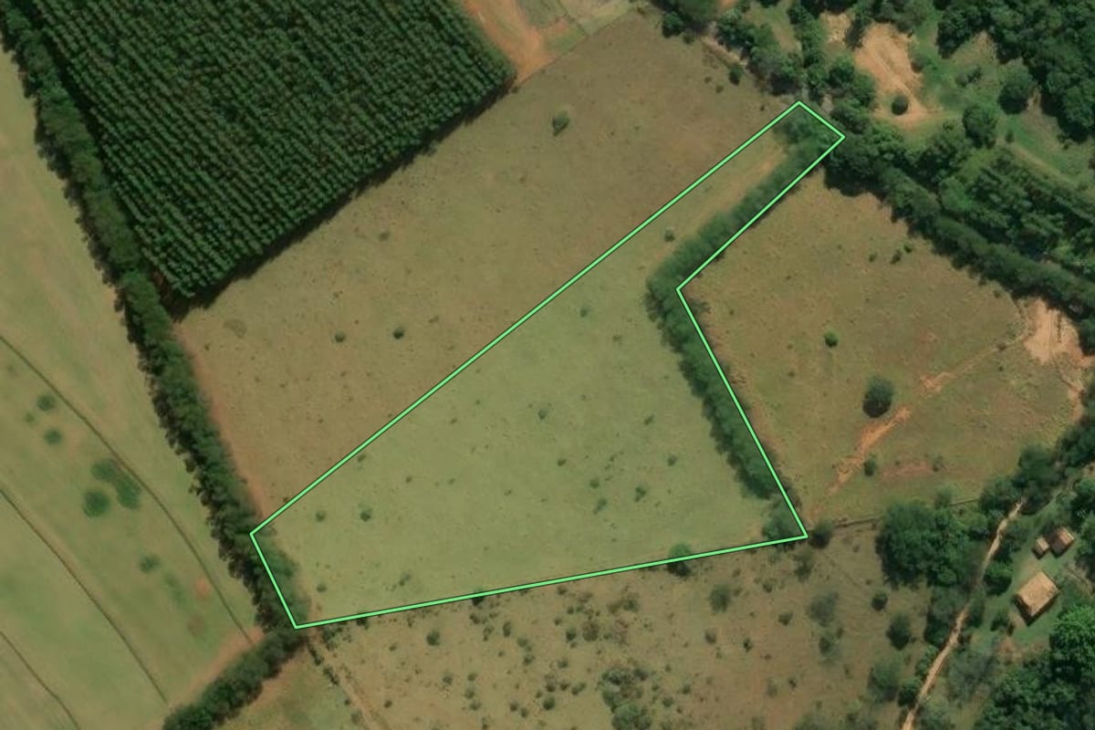 Imagem de satélite do imóvel rural em Itatiba (SP), com o contorno declarado no CAR desenhado por cima.