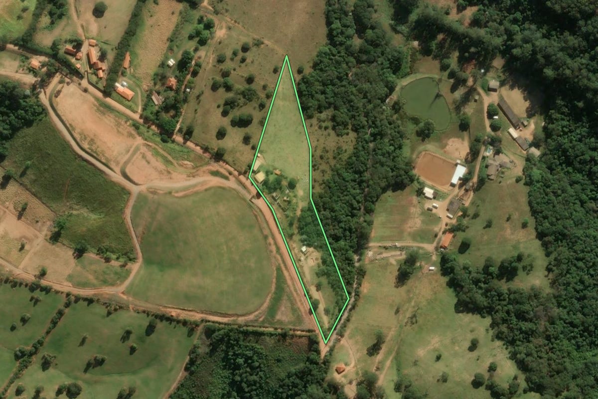 Imagem de satélite do imóvel rural em Itatiba (SP), com o contorno declarado no CAR desenhado por cima.